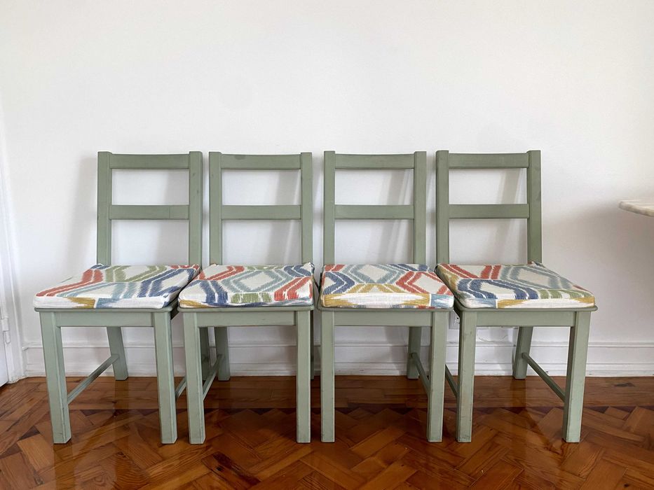 Quatro Cadeiras com Alfmofadas unicas