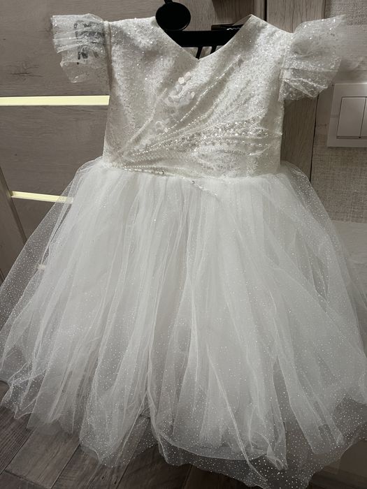 Сяюча біла сукня сніжинка