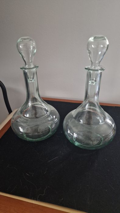 Duas garrafas de licor, em vidro transparente,  em excelente estado,