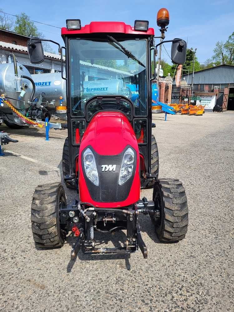 Ciągnik komunalny TYM T273 HST z przednim WOM-em i TUZ-em