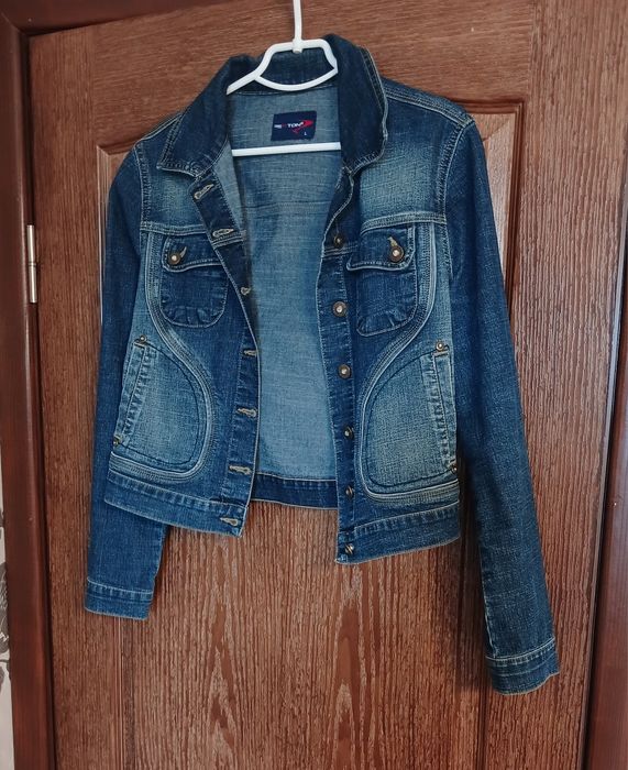 Джинсова жіноча куртка.