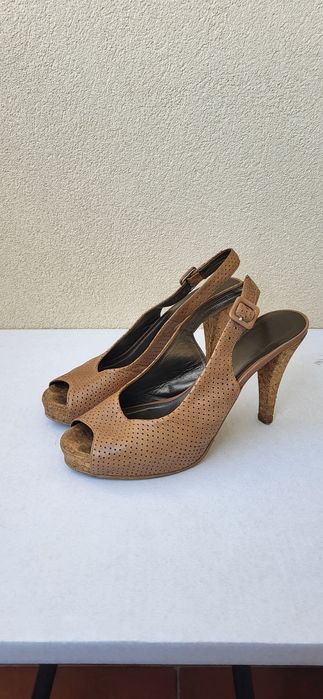 Sandálias compensadas em pele perfurada