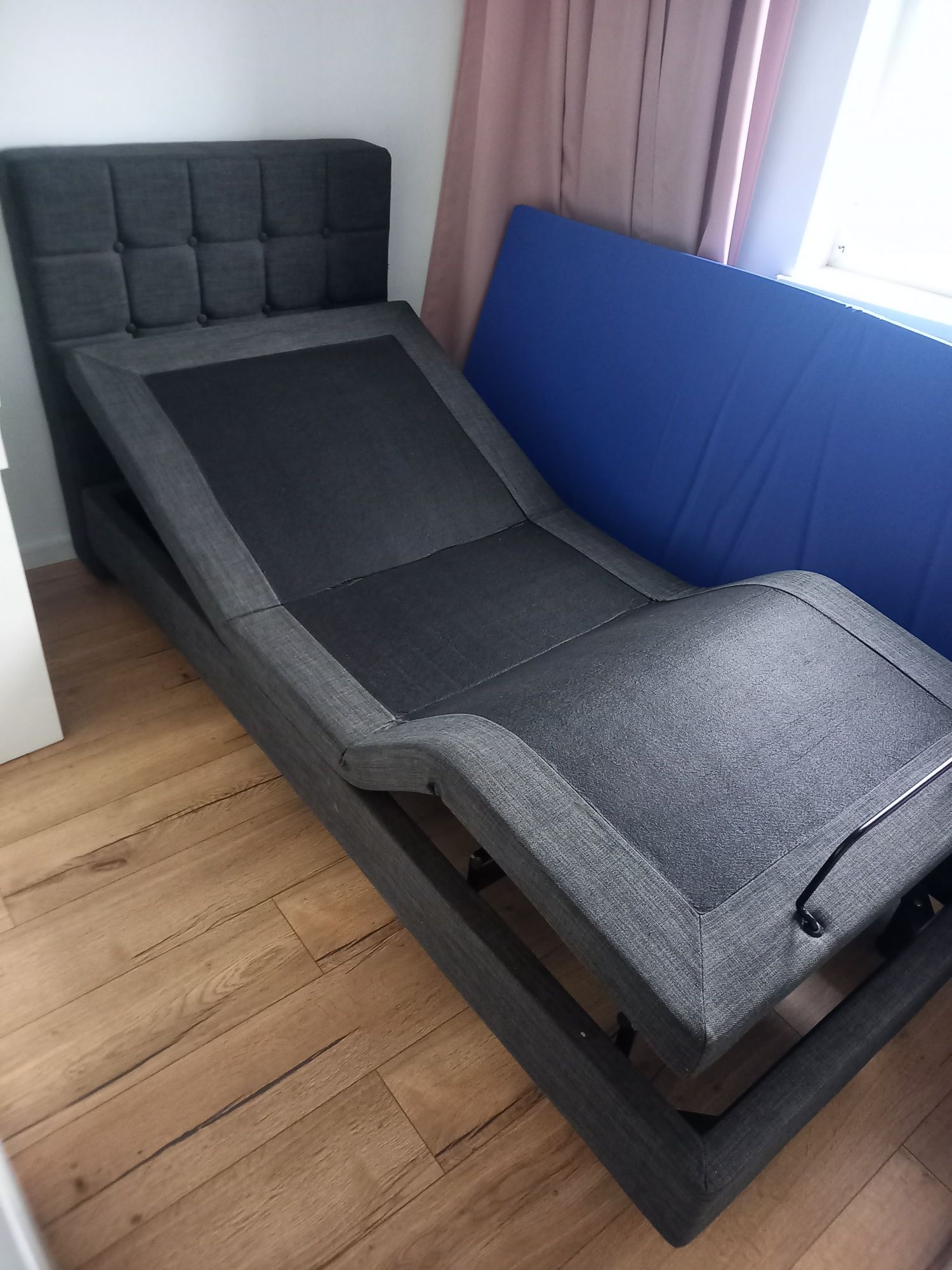 Elektrycznie regulowane łóżko DUKE 90X 200 z pilotem, ciemnoszare.