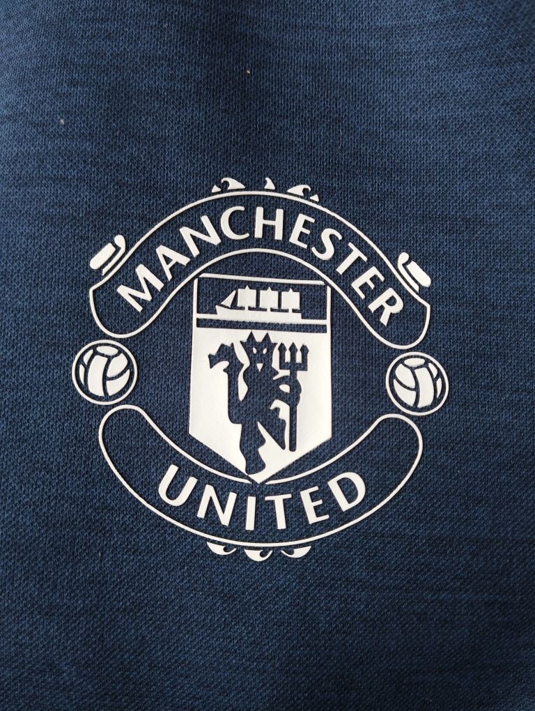 Bluza Manchesteru United Adidas - gratka dla fanów Czerwonych Diabłów!