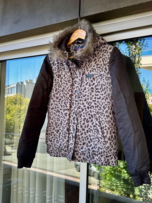 Casaco Estiloso com Estampa de Leopardo e Capuz com Pêlo Sintético