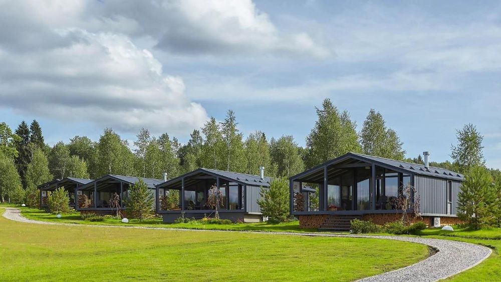 Котеджі на березі озера із банею