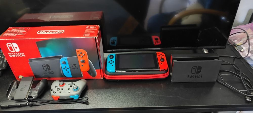 Konsola Nintendo Switch + pad + karta pamięci