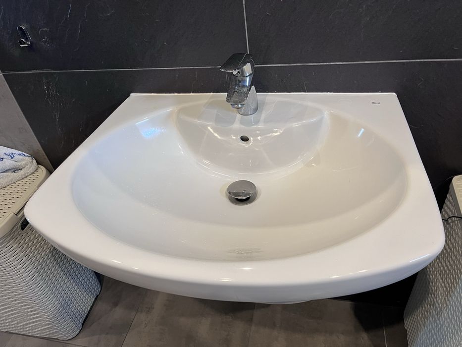 Umywalka Roca z pół postumentem + bateria