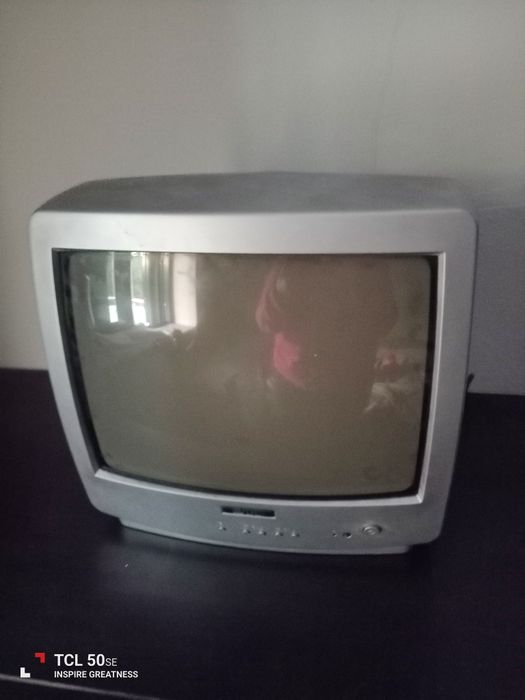 Televisão pequena em bom estado e a funcionar.