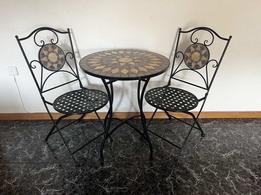 Conjunto de mesa com duas cadeiras