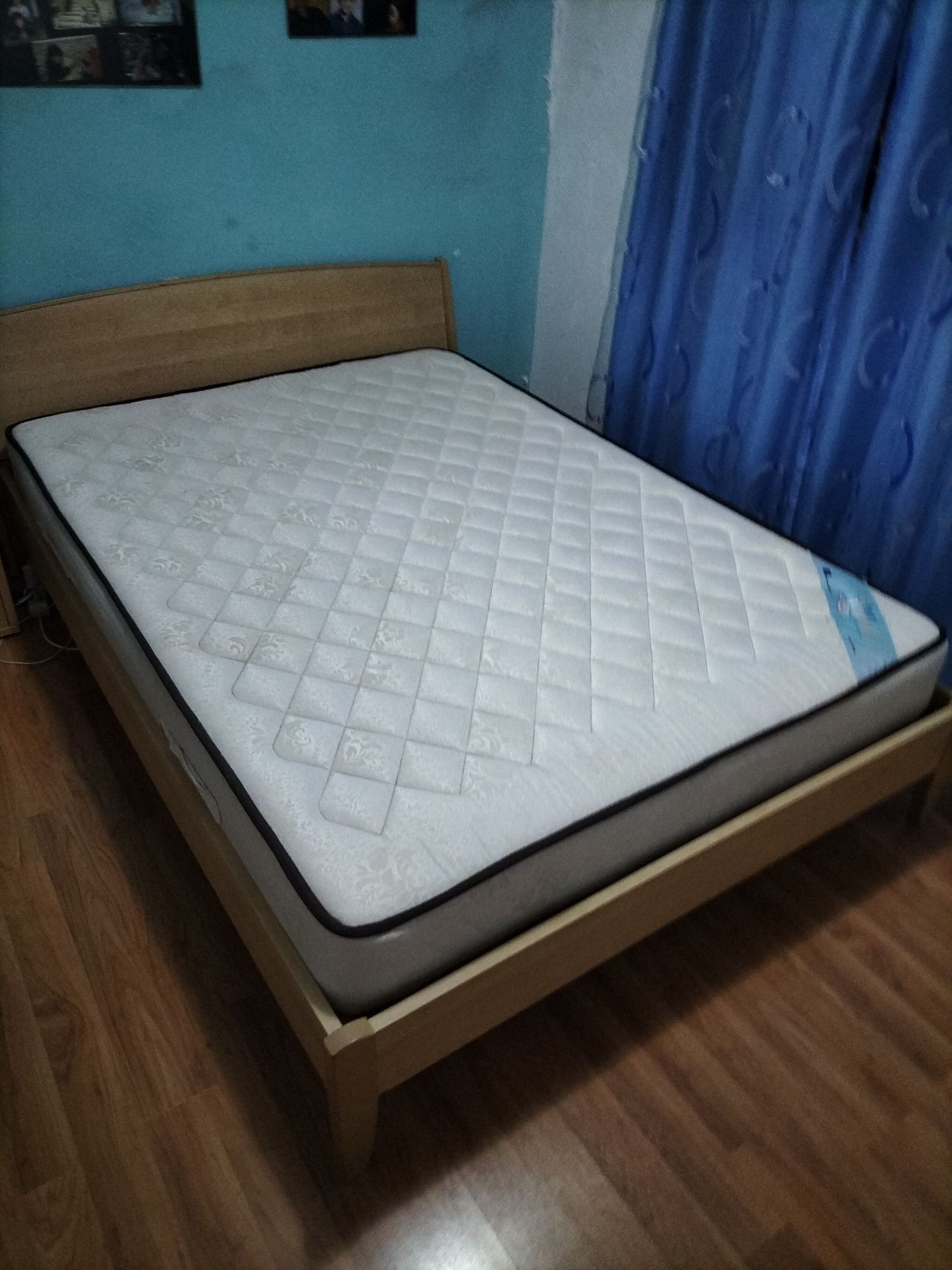 Cama com duas mesas de cabeceira