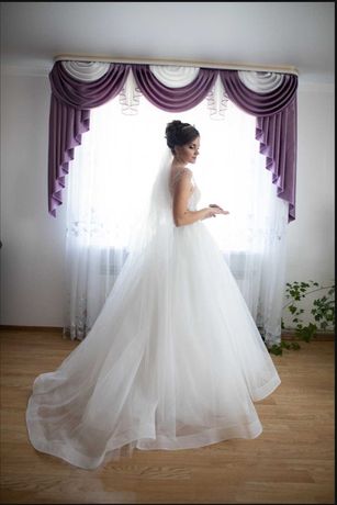 Весільне плаття з шлейфом