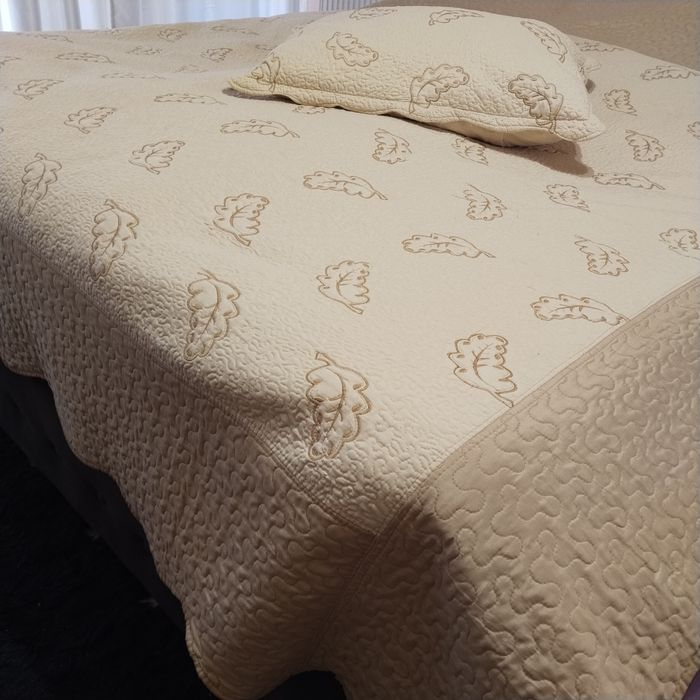 Покривало з подушками