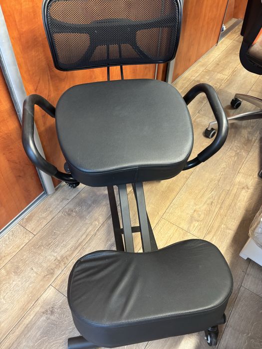 Klękosiad doskonały do pracy biurowej