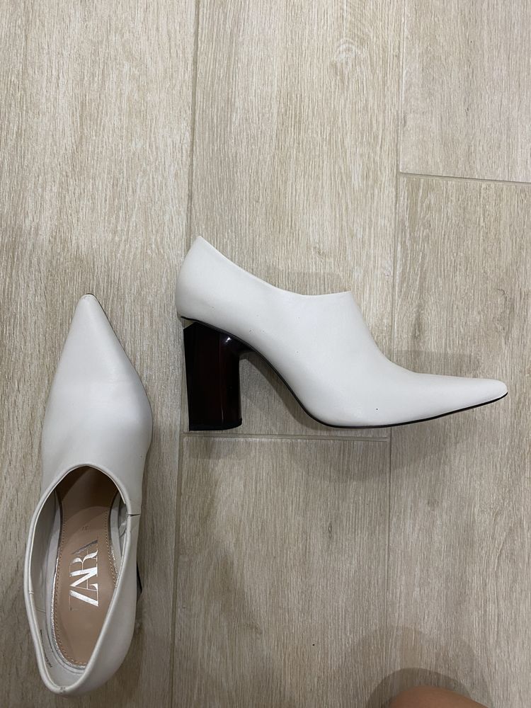 Білі шкіряні туфлі  Zara