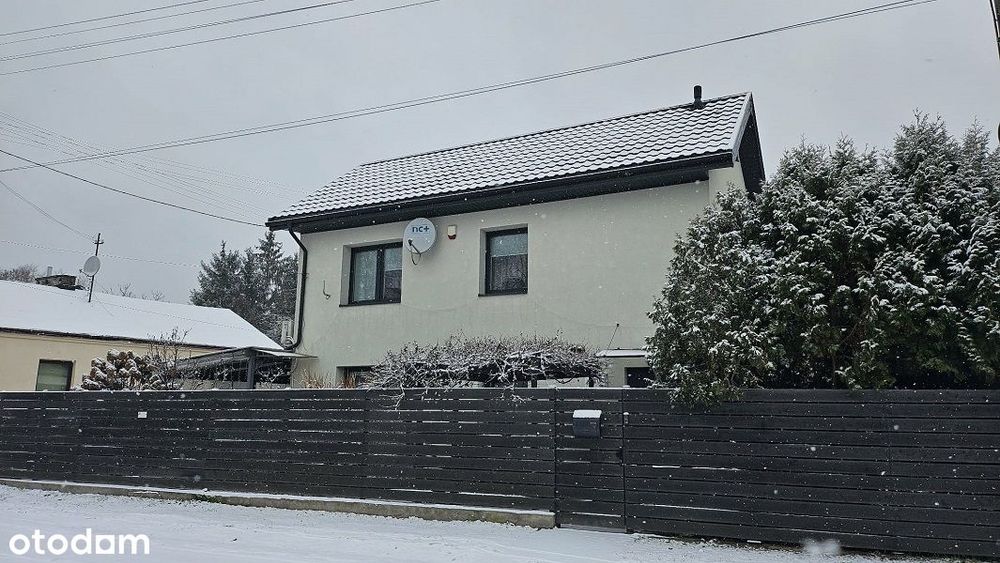 Kompaktowy, przytulny, ciepły dom z dużym tarasem.