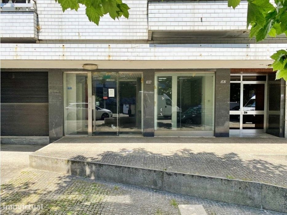 Loja com 2 pisos no Fórum Maia