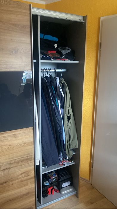 Szafa z szybami i drzwiami przesuwanymi