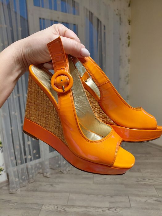 Босоніжки, Італія, шкіра