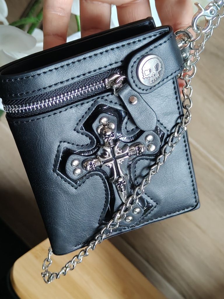 Czarny portfel gotycki z krzyżem i łańcuszkiem