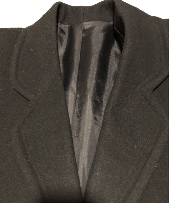 Sobretudo com bolsos, forrado , usado.