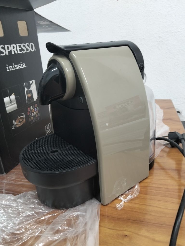 Vendo Maquina de Café Nespresso Essenza