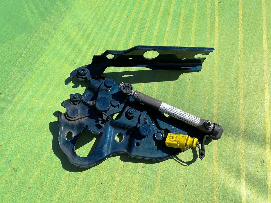 Петля капота Touareg CR левая ліва Туарег ЦР Розборка СР