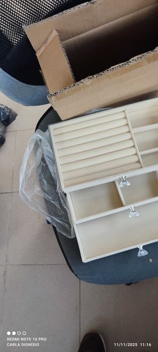 Caixa acrílica com 3 gavetas de veludo nova a estrear