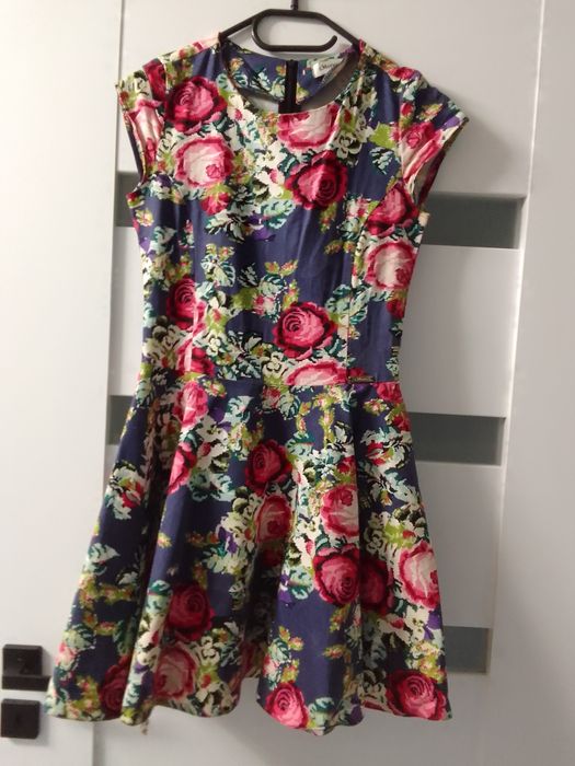 Urocza sukienka S. Moriss