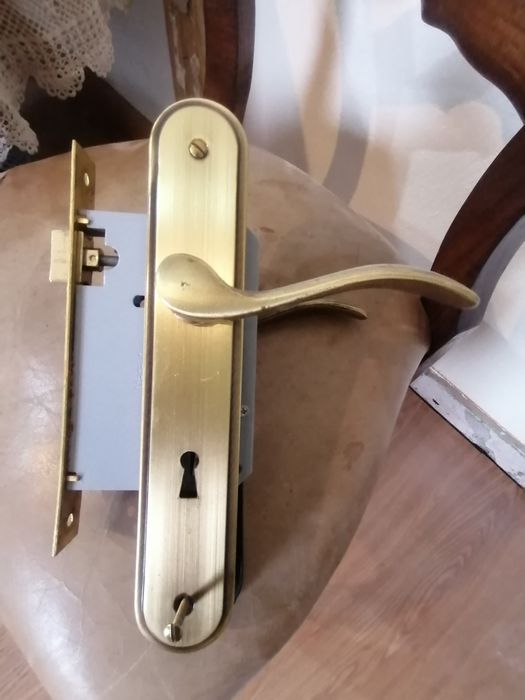 Fechaduras em metal completas.