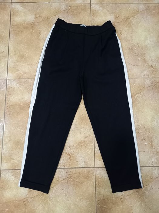 Calça preta c/ barra branca