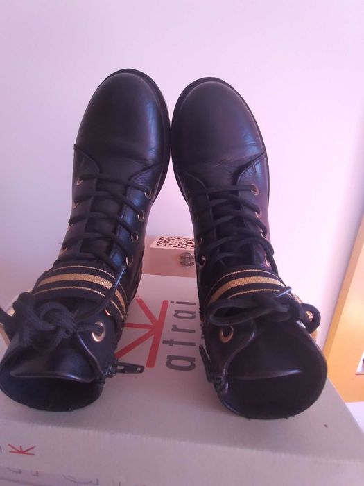 Botas botins tipo militar, pele, marca Atrai, como novas, tam. 36