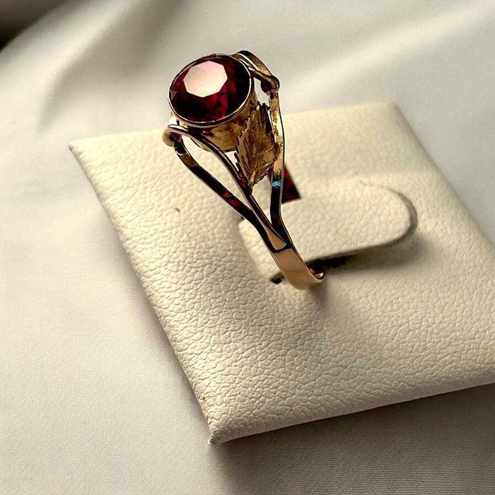 Pierścionek z rubinowym kamieniem 1,71g!