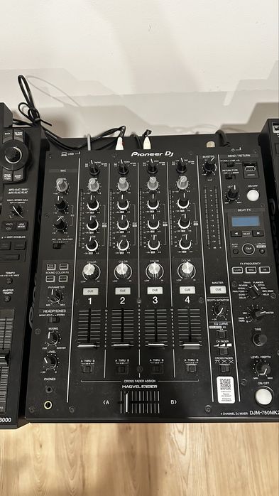 Pioneer DJM 750MK2 (usada apenas em casa)
