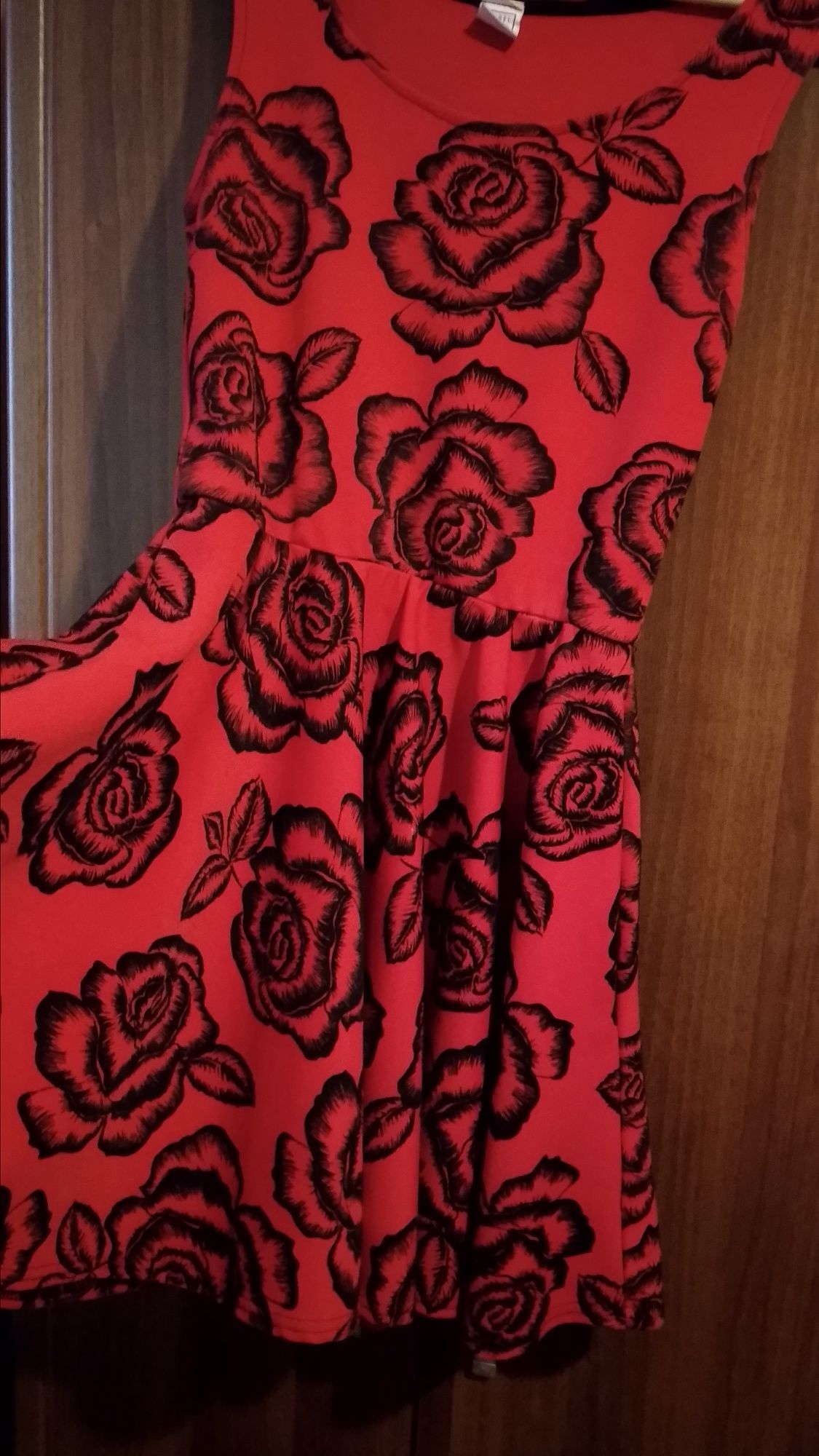 Червоне плаття сукня з чорними розами