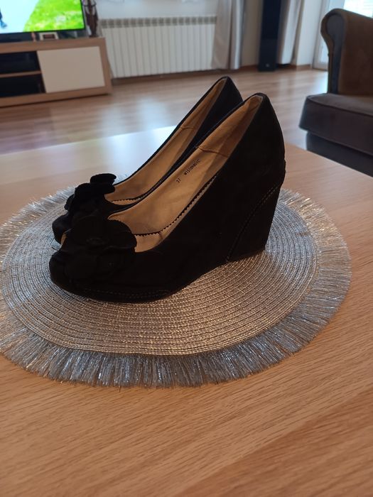 Buty zamszowe na koturnie
