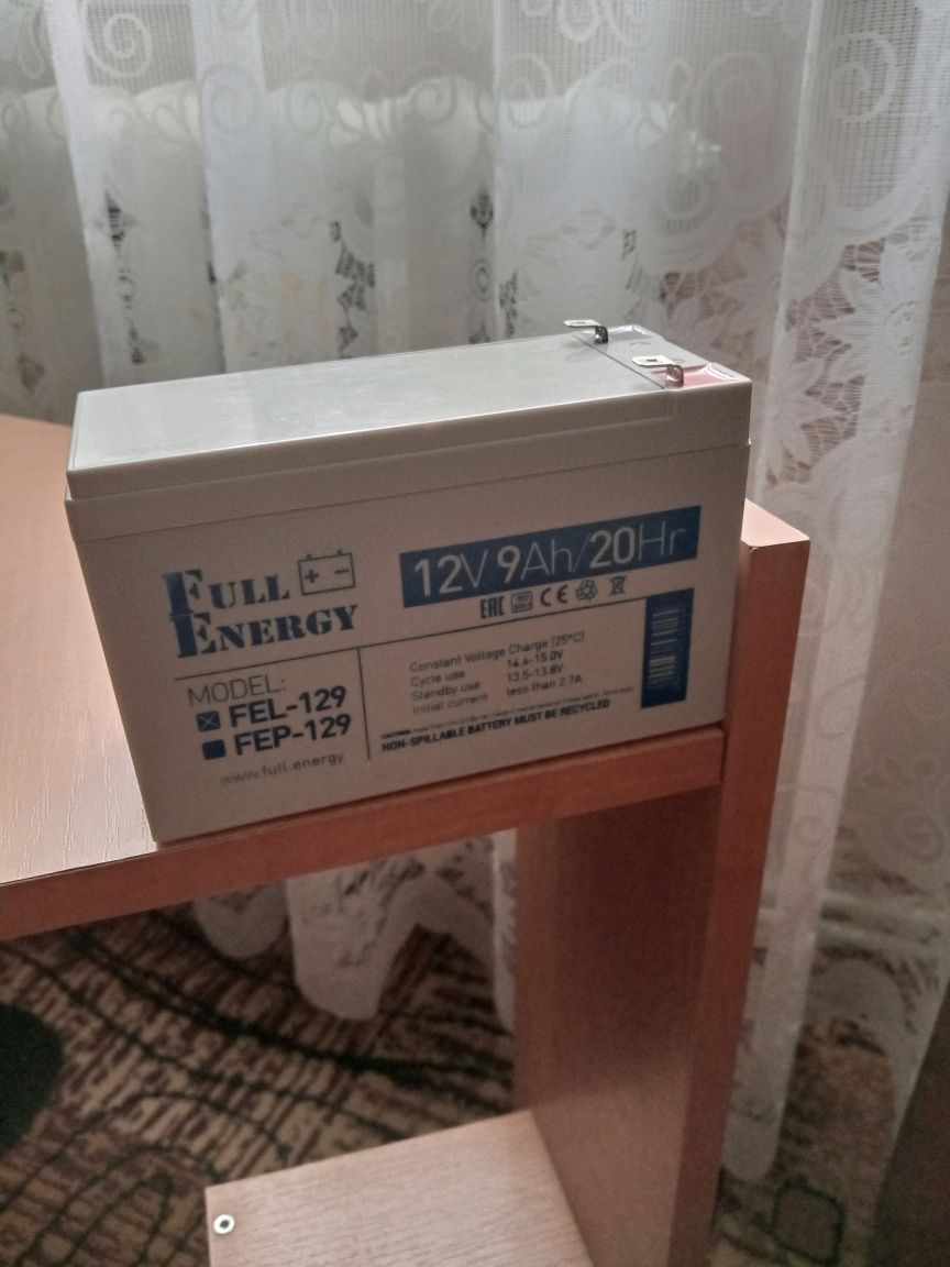 Неробочий безперебойнік з робочим акумулятором і з набором кабелів