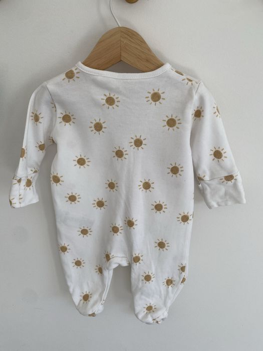 Pajac next 56 biały w beżowe słoneczka jak newbie