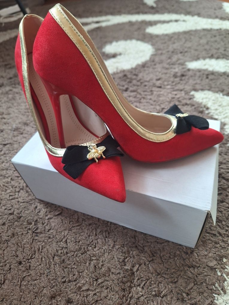 Жіночі туфлі червоні