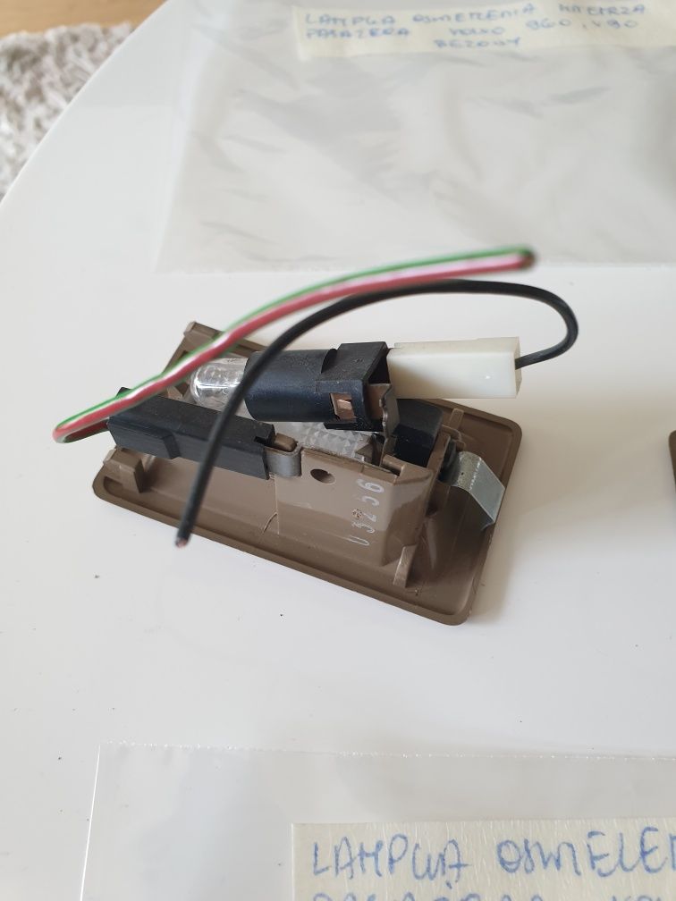 lampka oświetlenia wnętrza pasażera volvo 960 v90  beżowa