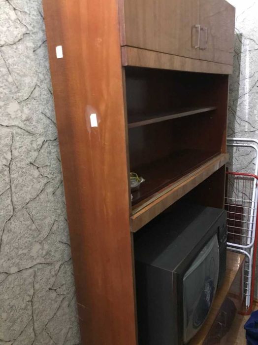 Продам стінку шкаф міцну старого зразка, 2-й поверх, центр Луцька