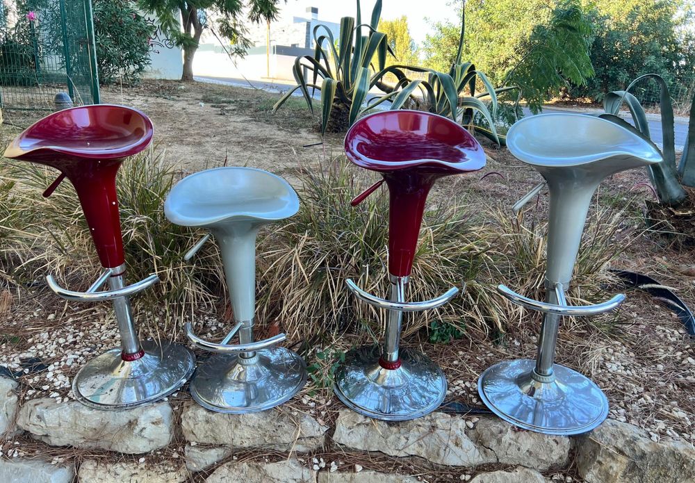 Banquinho com um só pé, com apoio para os pés embutidos.