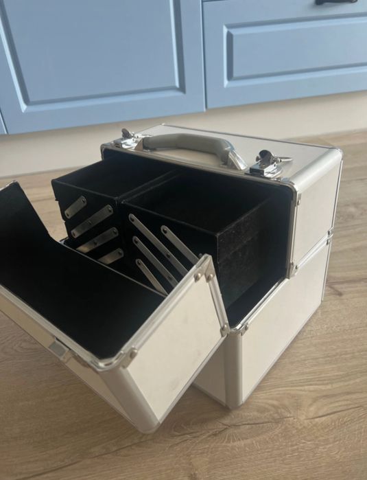 Duzy kufer kuferek kosmetyczny na kosmetyki