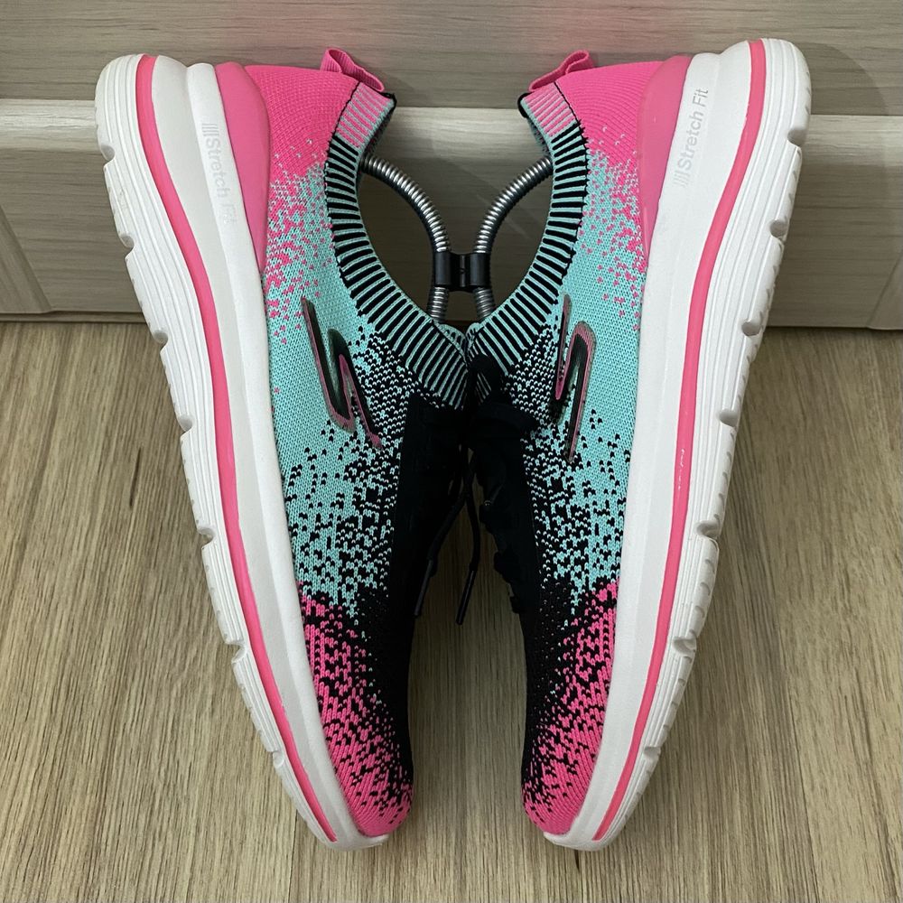 Skechers go walk
