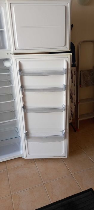 Orima classe A + Frigorífico/Congelador. Dimensões: 170 x 55 x 56 cm.