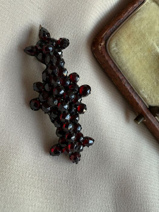 Bardzo stara broszka z granatami