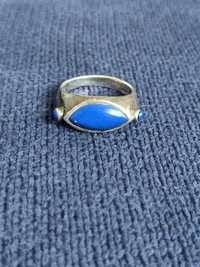 Stary pierścionek z niebieskimi kamieniami vintage