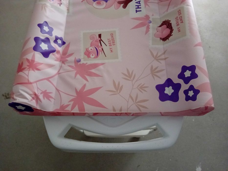 Muda fraldas com banheira