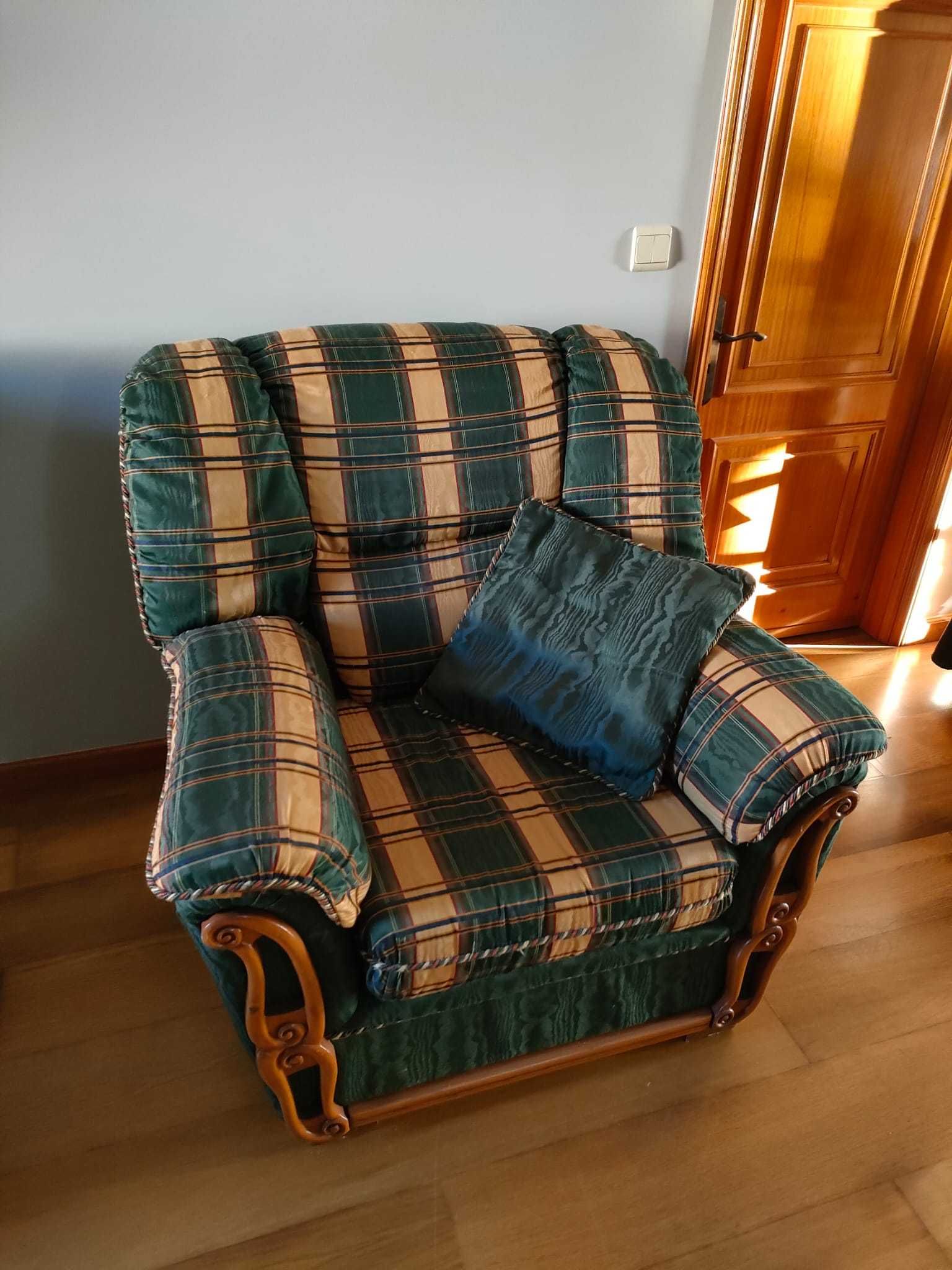 Conjunto Sofás (1 Sofá-Cama + 2 Pequenos + 1 Puff)