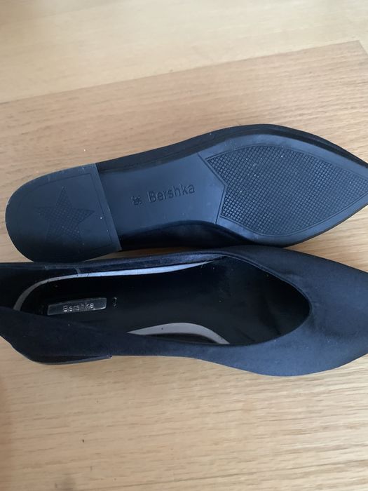 Sapatos rasos pretos e acetinados